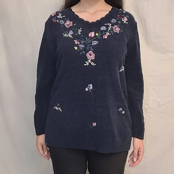 Cozy Vintage Carolyn Taylor Floral Embroidered Navy Sweater - Picture 2 of 10